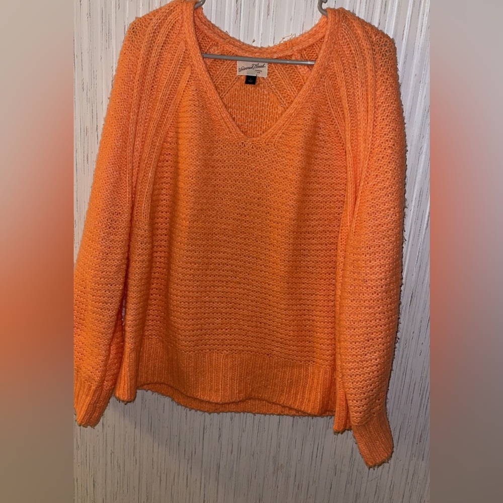 Size L Universal Thread Sweater
